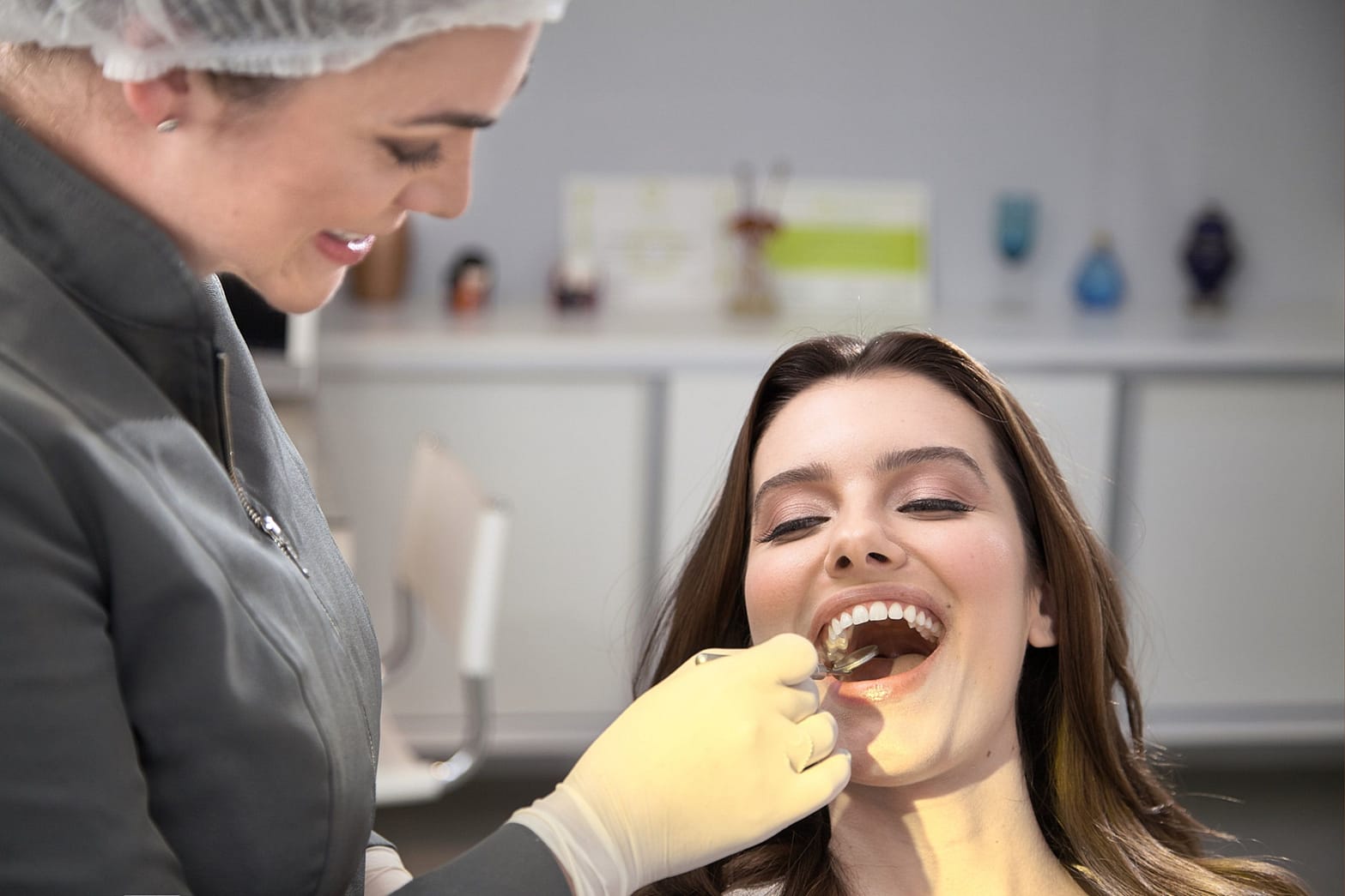 dentista da clínica odonto liuzzi atendendo paciente